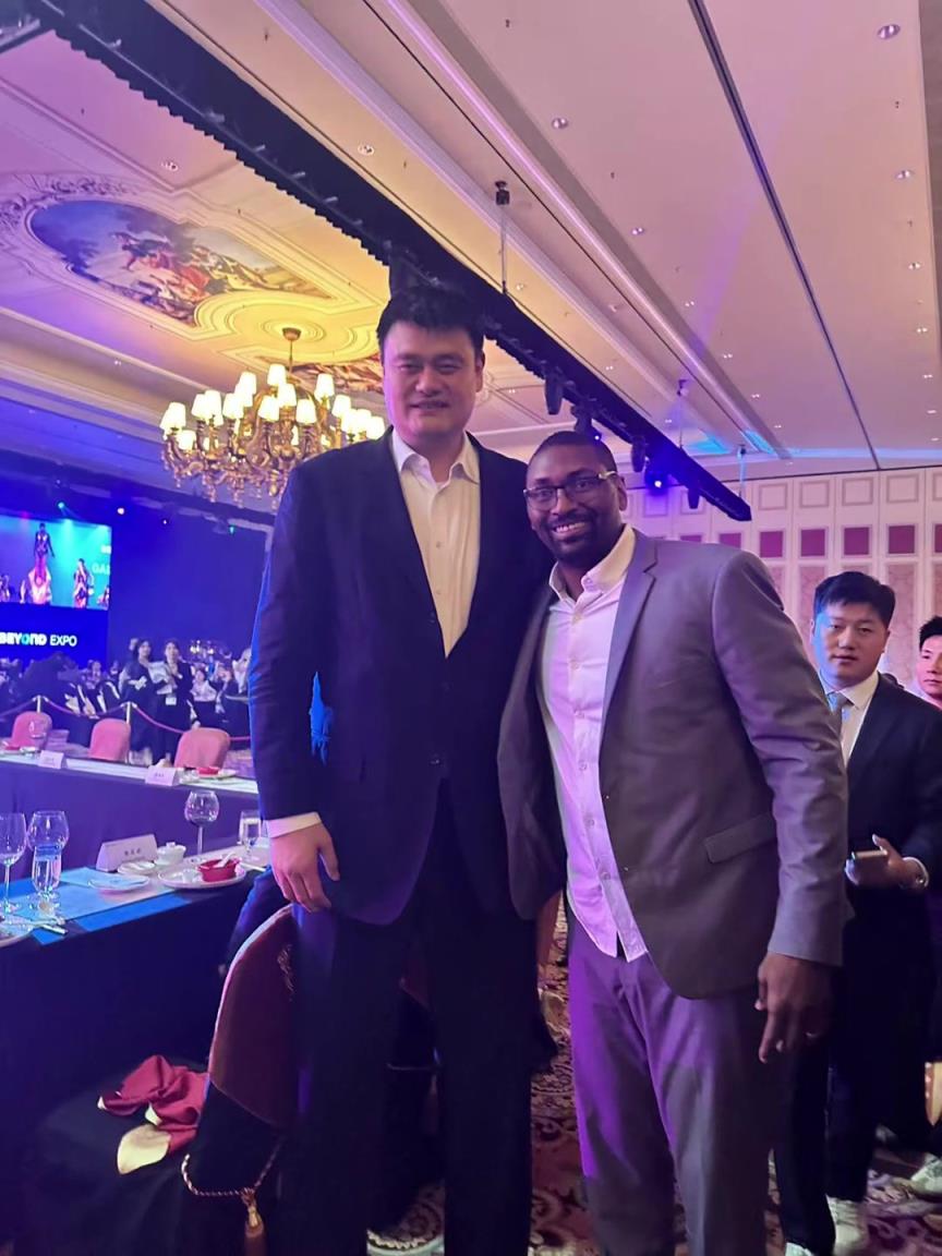 阿泰斯特曬與姚明合照：這是我最喜歡的隊(duì)友 姚！！