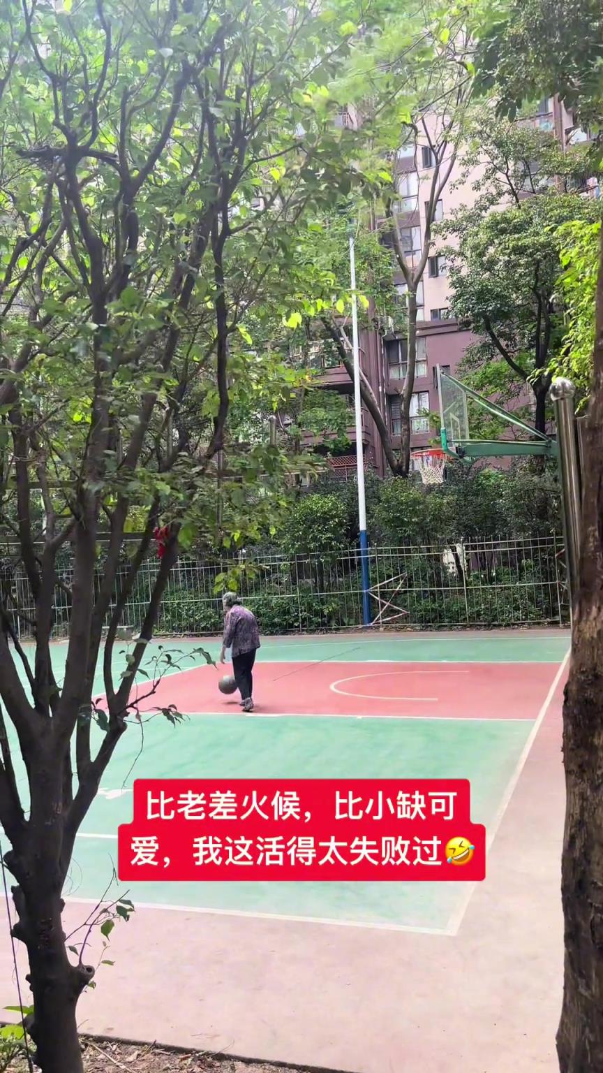 這阿婆單手一投一個準(zhǔn)，姜還是老的辣